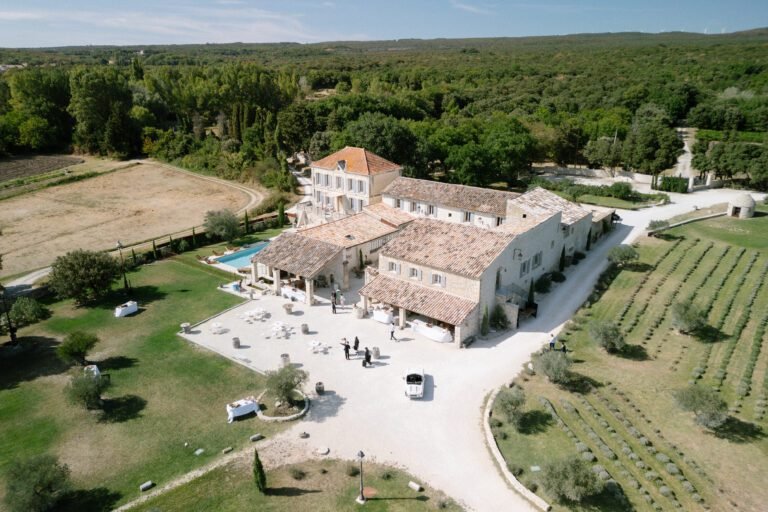 Vue aérienne du Domaine du Bijoutier, domaine de mariage près de Grignan en Drôme Provençale