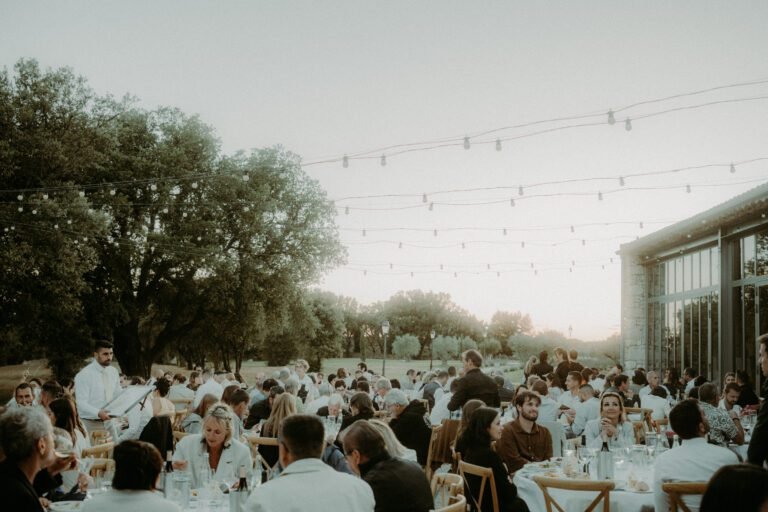 Dîner de mariage en extérieur sous les guirlandes lumineuses au Domaine du Bijoutier, Grignan