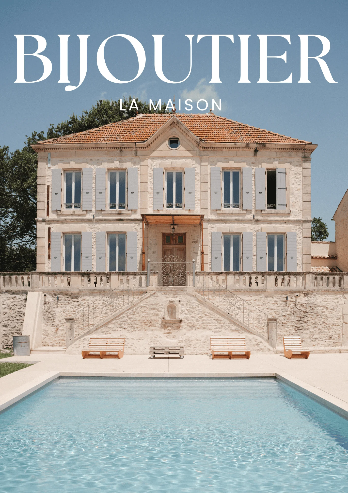 Façade de la maison de maître et sa piscine bordée de pierre
